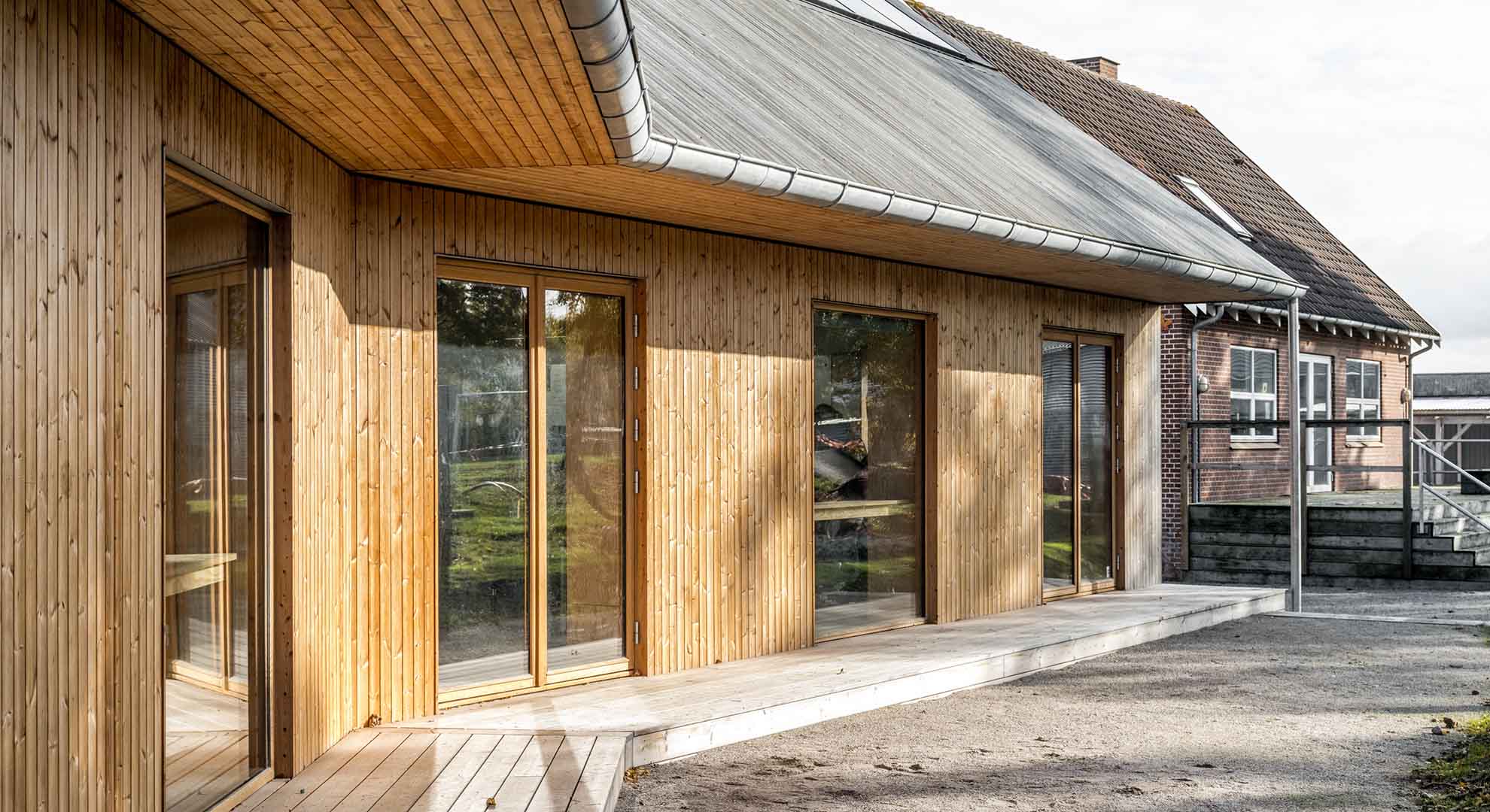 Materiales como la madera y la paja se usaron en un muro estructural exterior en Dinamarca.